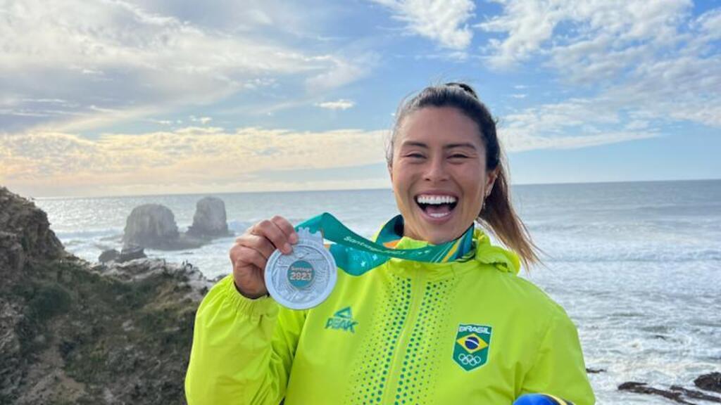 A surfista brasileira Aline Adisaka, que conquistou a prata no SUP  nos Jogos Pan-americanos de Santiago, no Chile.