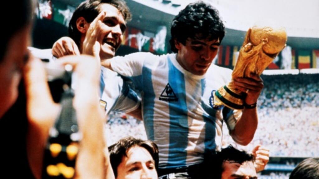 Diego Maradona, lors de la Coupe du monde de football en 1986, Argentine/Angleterre, le trophée dans la main.
