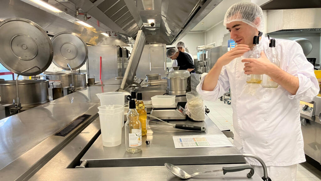 Thomas dans les cuisines de Biscornu.