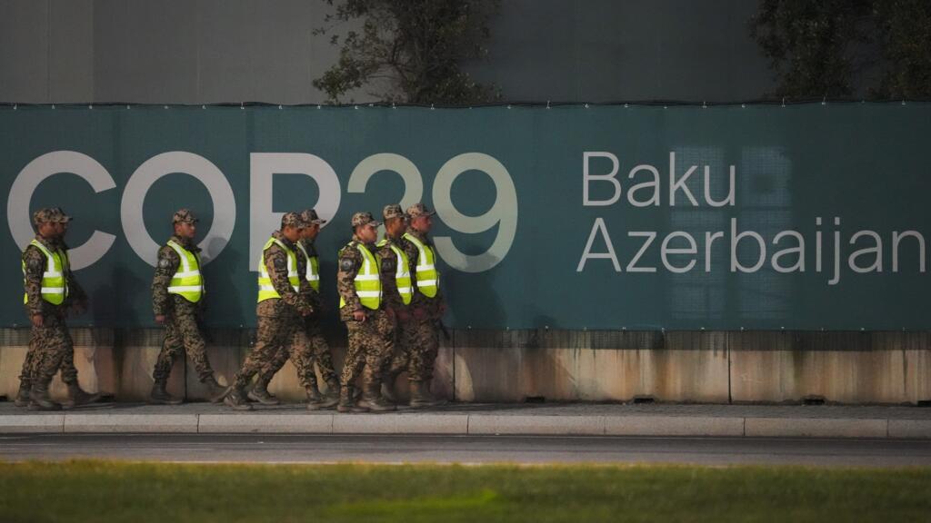 Le personnel de sécurité marche à l'extérieur du site du sommet de la COP29 de l'ONU sur le climat, samedi 9 novembre 2024, à Bakou, en Azerbaïdjan.