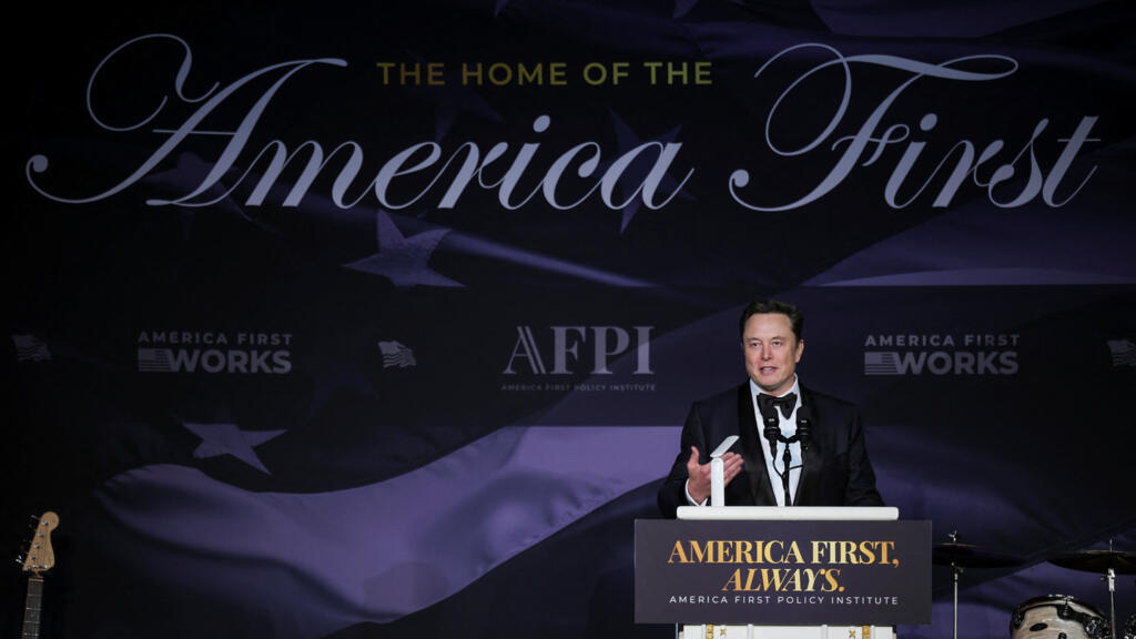 Elon Musk prend la parole lors du gala de l'America first policy institute (AFPI) à Mar-a-Lago à Palm Beach, Floride, États-Unis, le 14 novembre 2024.