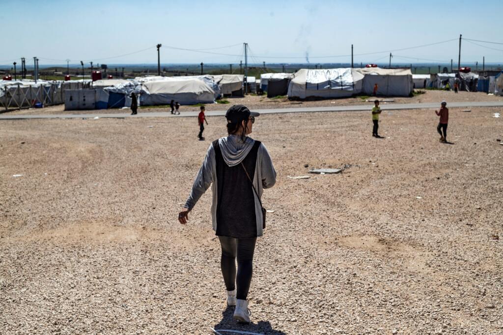 Émilie König no campo de refugiados de Roj, no nordeste da Síria, em março de 2021.