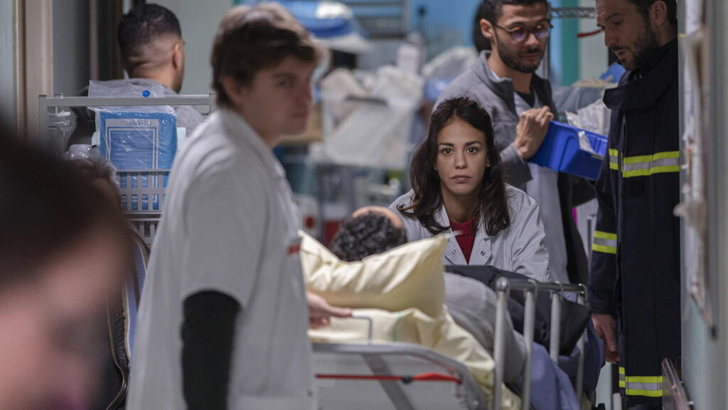 Zacharie Chasseriaud (Hugo Wagner), Alice Belaidi (Alyson Lévèque) dans la série «Hippocrate», saison 2, sur Canal +.