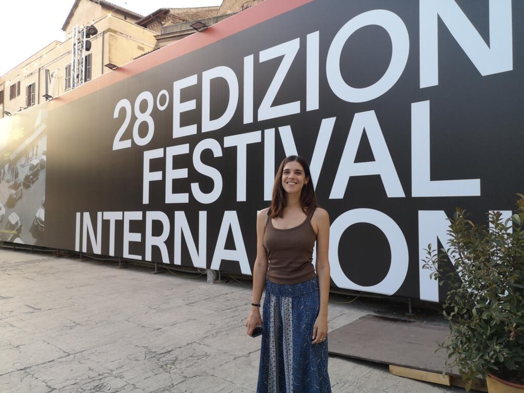 Joana de Freitas Ginori dirige o Festival Isola del Cinema, uma mostra de cinema a céu aberto que acontece há 28 anos na Ilha Tiberina, as margens do rio Tibre.