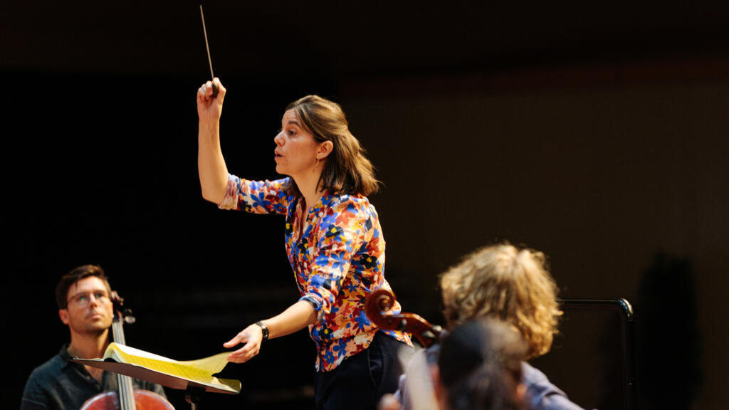 Chloé Dufresne dirige actuellement l'Orchestre Atelier Ostinato.