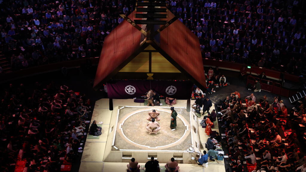 Au Japon, le sumo restera-t-il inébranlable face à la première femme Premier ministre?