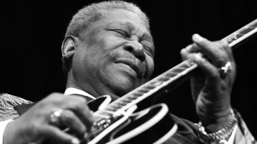 Le guitariste, compositeur et chanteur de blues américain B.B. King en concert à Las Vegas, le 17 février 2002.