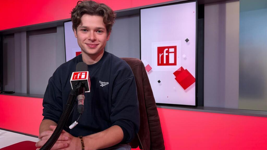 O jovem humorista suíço-brasileiro Bruno Peki faz crônicas semanais no famoso programa "La Bande Originale" da rádio France Inter.