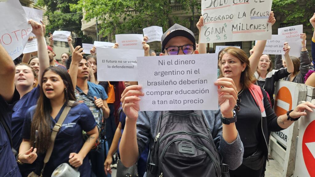 Centenas de estudantes brasileiros da universidade Barceló protestam contra o aumento das mensalidades .