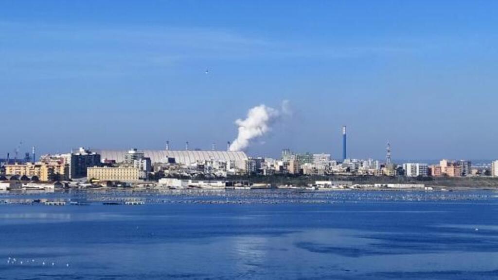 L'ex-Ilva depuis la rive de la « petite mer ».