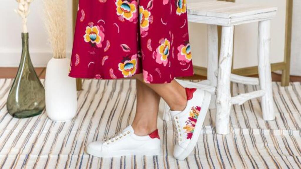 Une paire de chaussures Minuit sur terre.