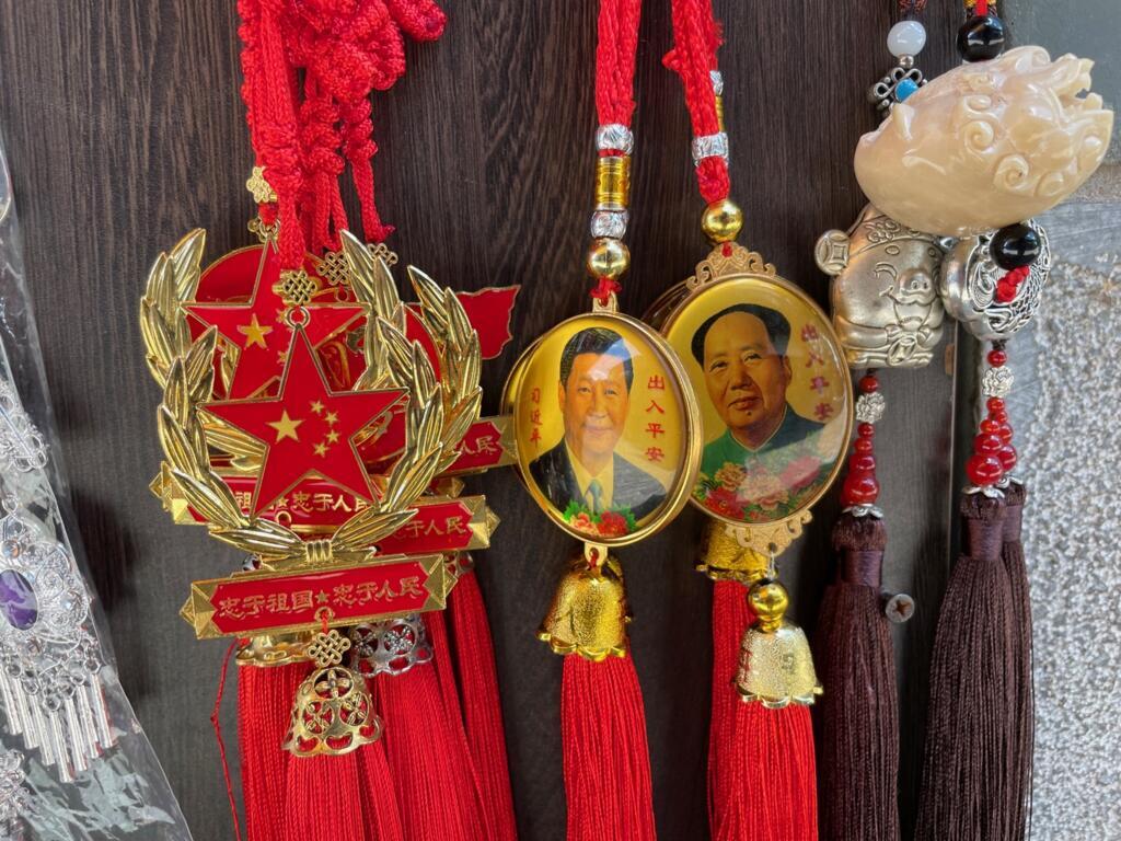 Médaillons Xi Jinping et Mao Zedong dans une boutique de souvenirs de Kunmung, au sud-ouest de la Chine.