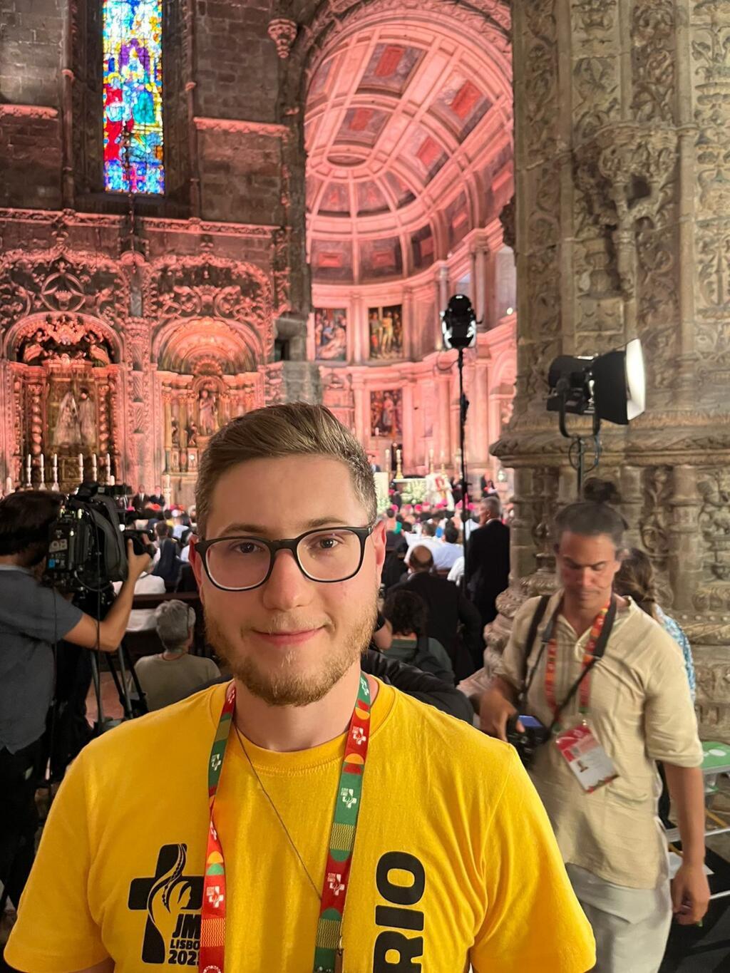 Felipe Lemos, acompanhando a imprensa na hora da homilia no mosteiro dos Jerônimo.