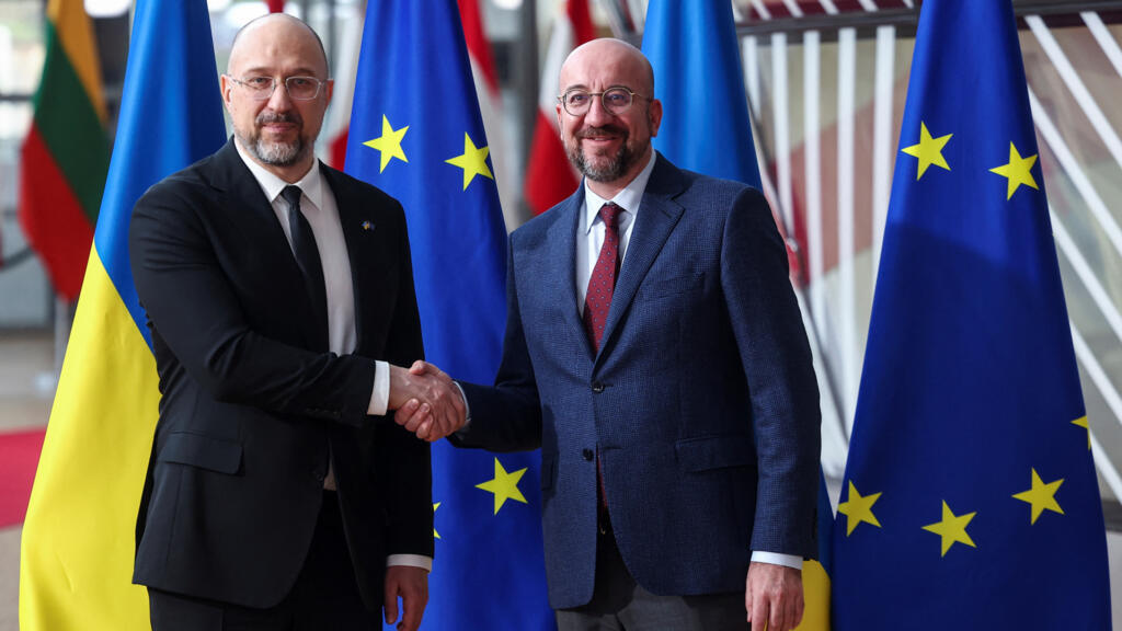 O primeiro-ministro da Ucrânia, Denys Shmyhal, e o presidente do Conselho Europeu, Charles Michel, apertam as mãos no dia do Conselho de Associação UE-Ucrânia em Bruxelas, Bélgica, em 20 de março de 2024.