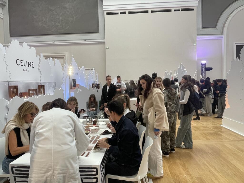 Público visita os ateliês de grandes marcas da moda e do luxo francês. No Grand Palais, em Paris, em 3 de outubro de 2025.