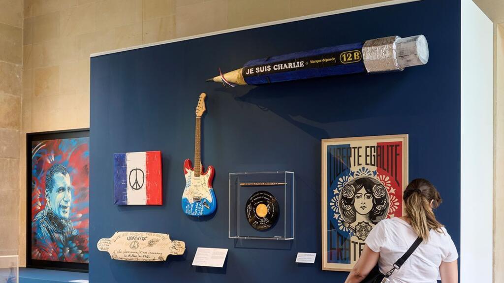 Vista da exposição em homenagem às vítimas dos atentados de 2015 no Museu Carnavalet de Paris.