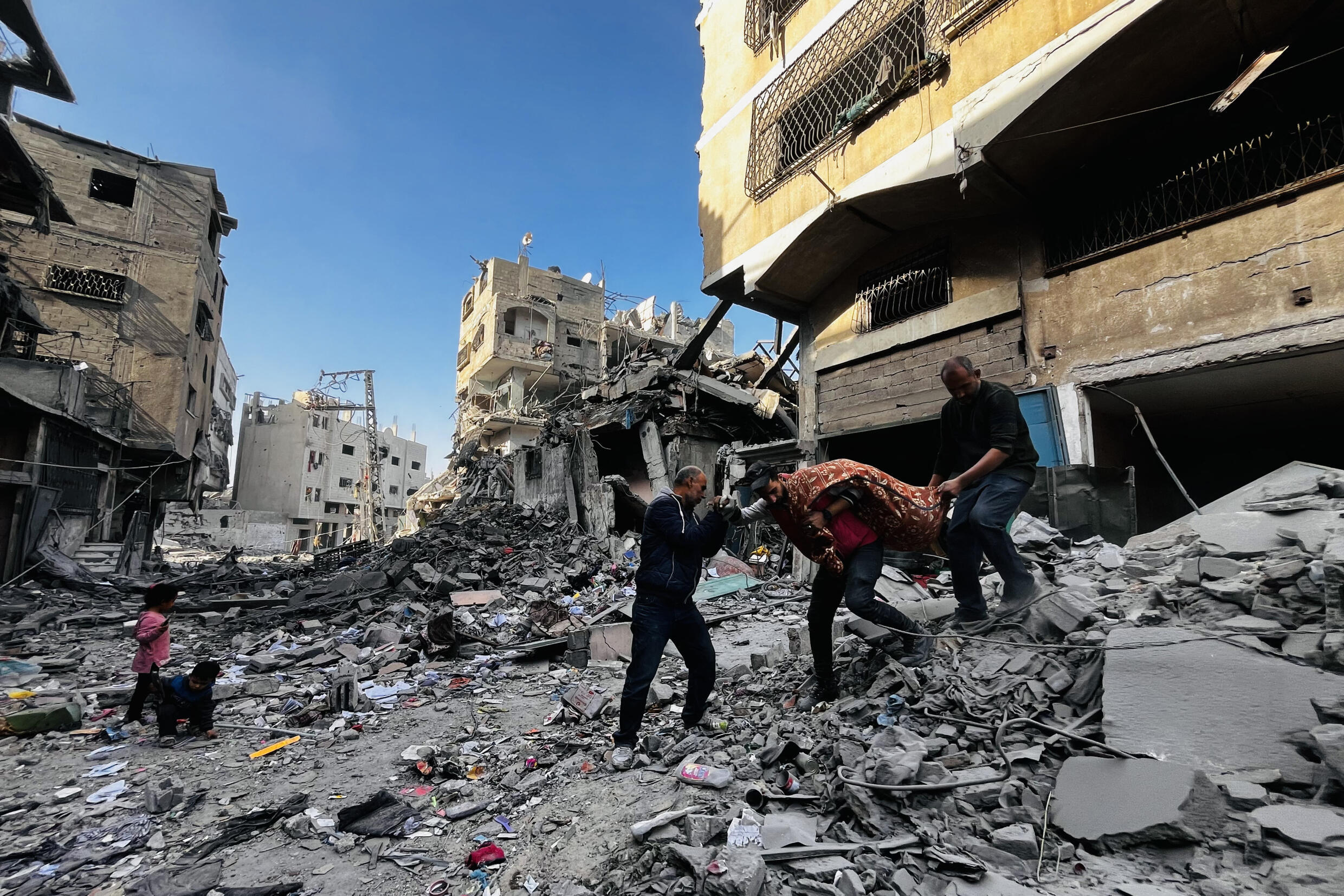 Wafanyakazi wa idara ya uokoaji wakiondoa mwili kutoka kwenye vifusi vya jengo lililokumbwa na shambulio la Israel huko Beit Lahia, kaskazini mwa Ukanda wa Gaza, Oktoba 29, 2024.