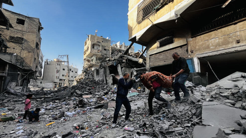 Waokoaji wakiondoa mwili kutoka kwenye vifusi vya jengo lililopigwa na shambulizi la Israel huko Beit Lahia, kaskazini mwa Ukanda wa Gaza, Oktoba 29, 2024.