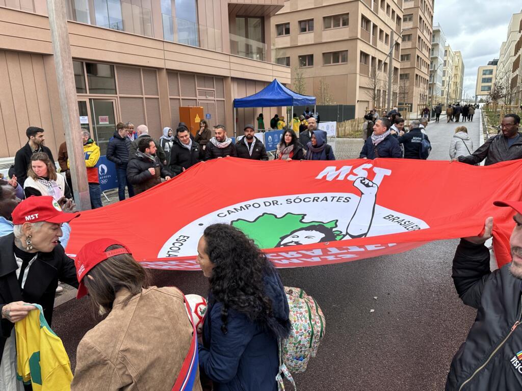 Membros do MST estiveram presentes na inauguração da 'Rua do Dr Sócrates', na Vila Olímpica dos Jogos de Paris 2024, com uma bandeira personalizada do campo de futebol Dr. Sócrates Brasileiro, inaugurado em 2017, em Guararema, cidade do interior de São Paulo.