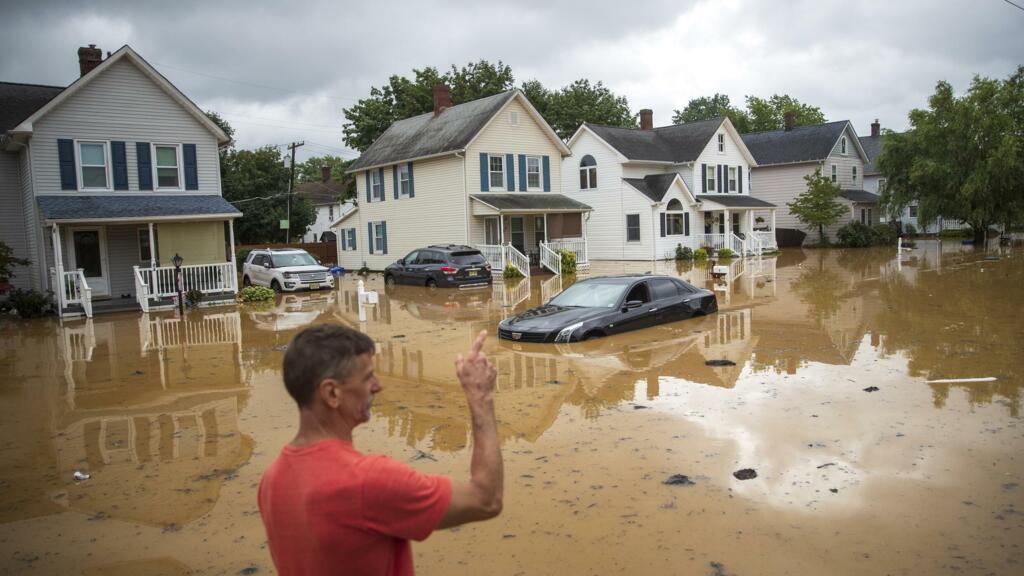 Un résident montre sa maison inondée à Helmetta, NJ, à la suite des inondations causées par la tempête tropicale Henri.