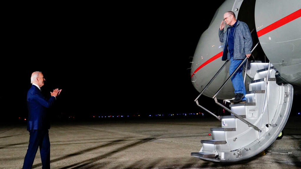 Le président américain Joe Biden salue Paul Whelan, qui a été libéré de détention en Russie, à son arrivée à la base commune Andrews dans le Maryland, aux États-Unis, le 1ᵉʳ août 2024.