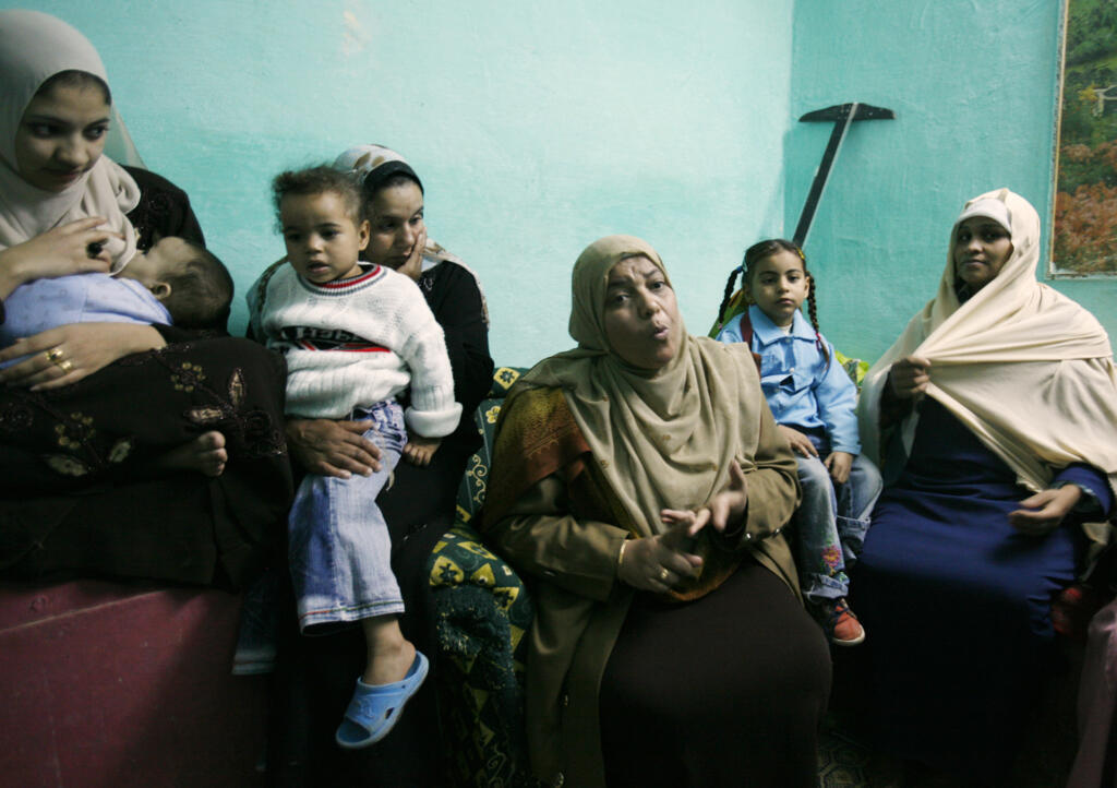 Un médecin de la ville de Minya, en Haute-Égypte (centre), parle à des femmes des dangers d'exciser leurs filles. (Image d'illustration)