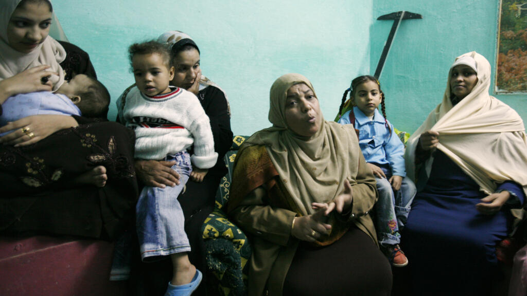 Un médecin de la ville de Minya, en Haute-Égypte (centre), parle à des femmes des dangers d'exciser leurs filles. (Image d'illustration)
