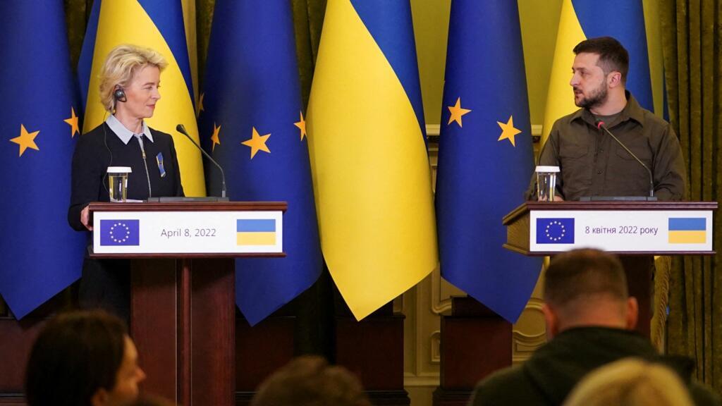 La présidente de la Commission européenne Ursula von der Leyen et le président Volodymyr Zelensky lors d'une conférence de presse à Kiev, le 8 avril 2022.