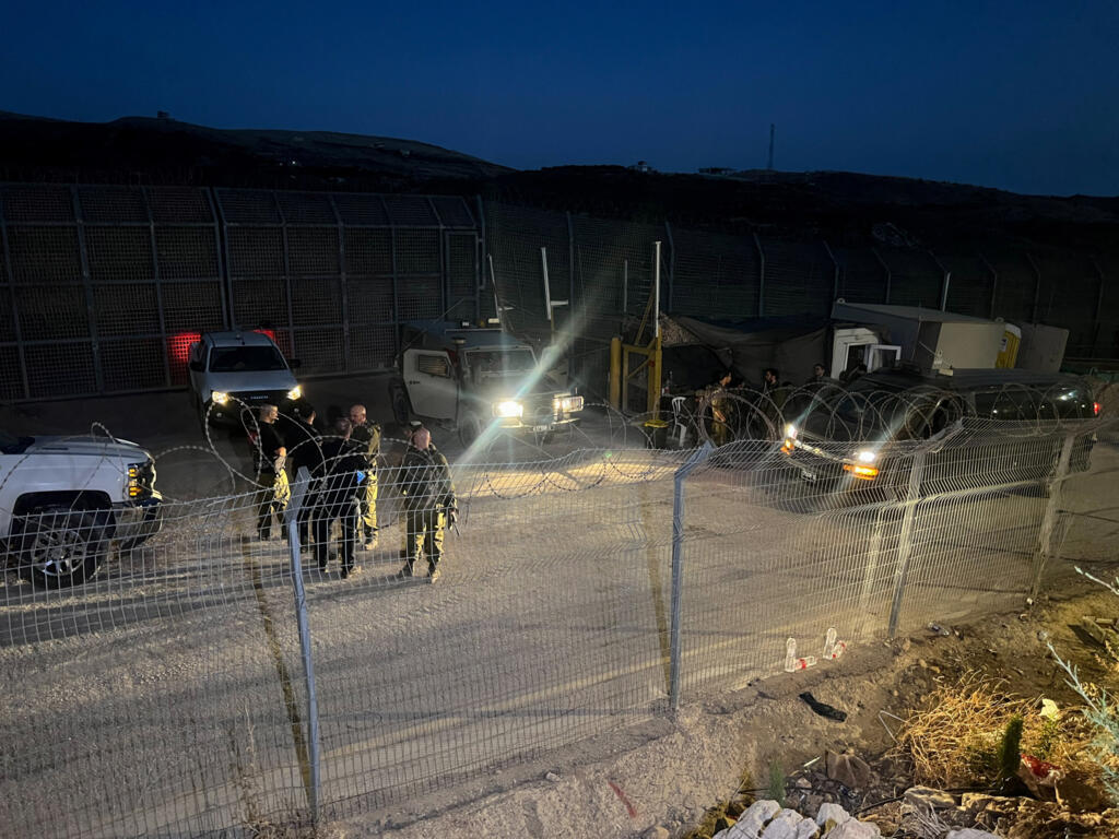 Des soldats israéliens montent la garde près d'une porte sur le plateau du Golan, près de la ligne de cessez-le-feu entre le plateau du Golan occupé par Israël et la Syrie, à Majdal Shams, le 15 juillet 2025.
