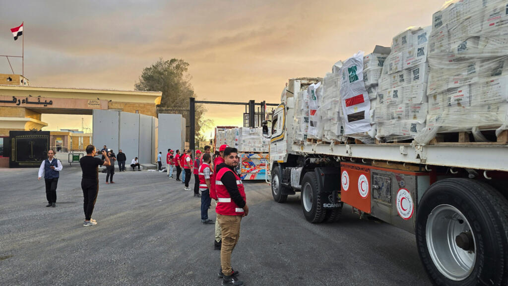 Des camions transportant de l'aide humanitaire à destination de Gaza traversent le poste-frontière entre l'Égypte et la bande de Gaza, à Rafah, le 12 octobre 2025.
