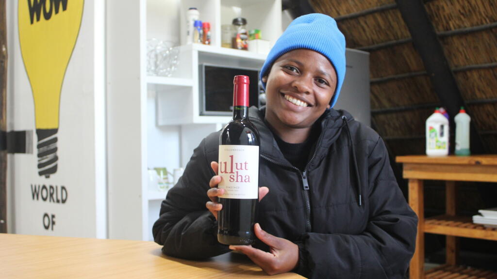 Le vin Ulutsha est une production des étudiants de la Pinotage Youth Development Academy (PYDA). Ici, Ziyanda Njalo, en charge de ce programme, tenant une bouteille.
