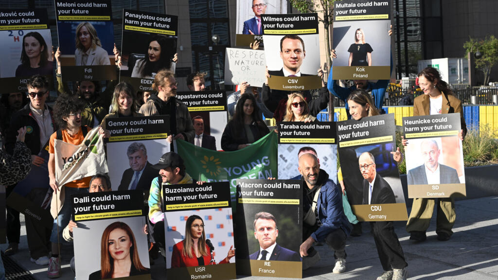 Jovens protestam em frente ao Conselho Europeu contra a demora do bloco em definir suas metas de redução de emissões para 2040. (12/09/2025)