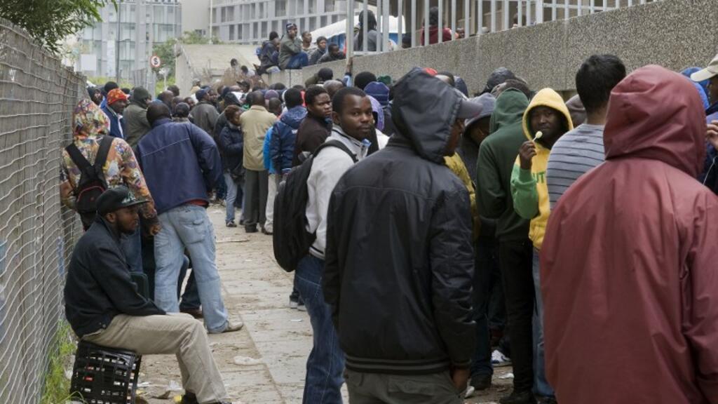 Des centaines de réfugiés font la queue devant le ministère de l'Intérieur sud-africain pour renouveler leur carte de séjour, le 20 juin 2013. (Image d'illustration)