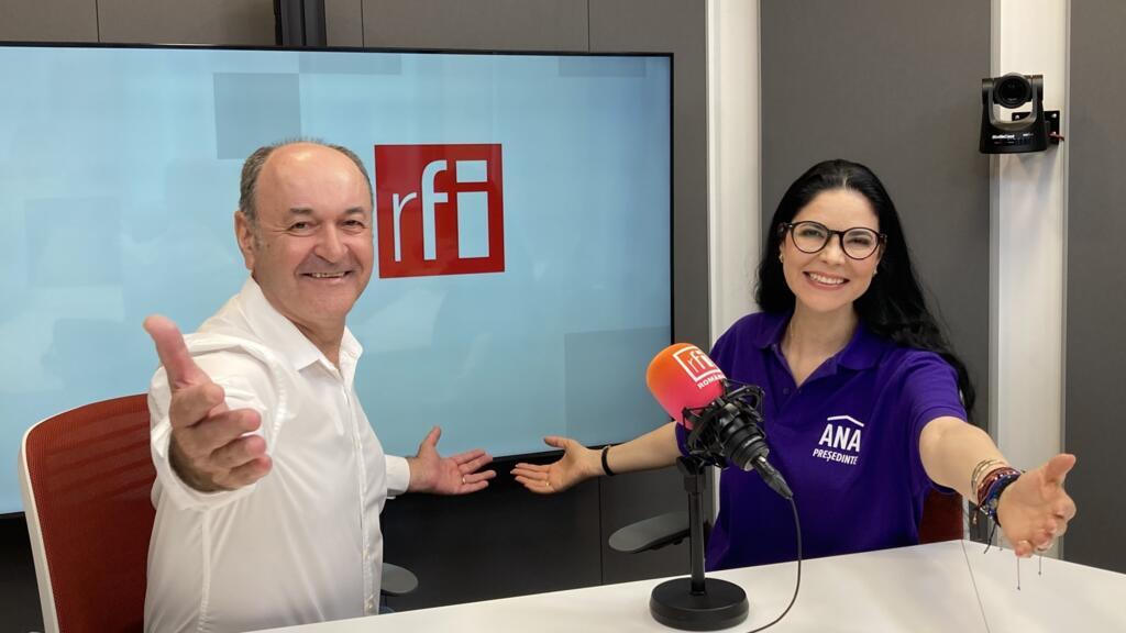 Ana Birchall (dreapta) și Mirel Bran în studioul RFI România