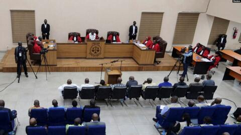 Moussa Dadis Camara, na washtakiwa wengine wakiingia katika chumba cha mahakama kabla ya hukumu kutangazwa wakati wa kesi ya mauaji yaliyotokea katika uwanja wa mpira mnamo mwaka 2009 huko Conakry, Guinea, Julai 31, 2024.