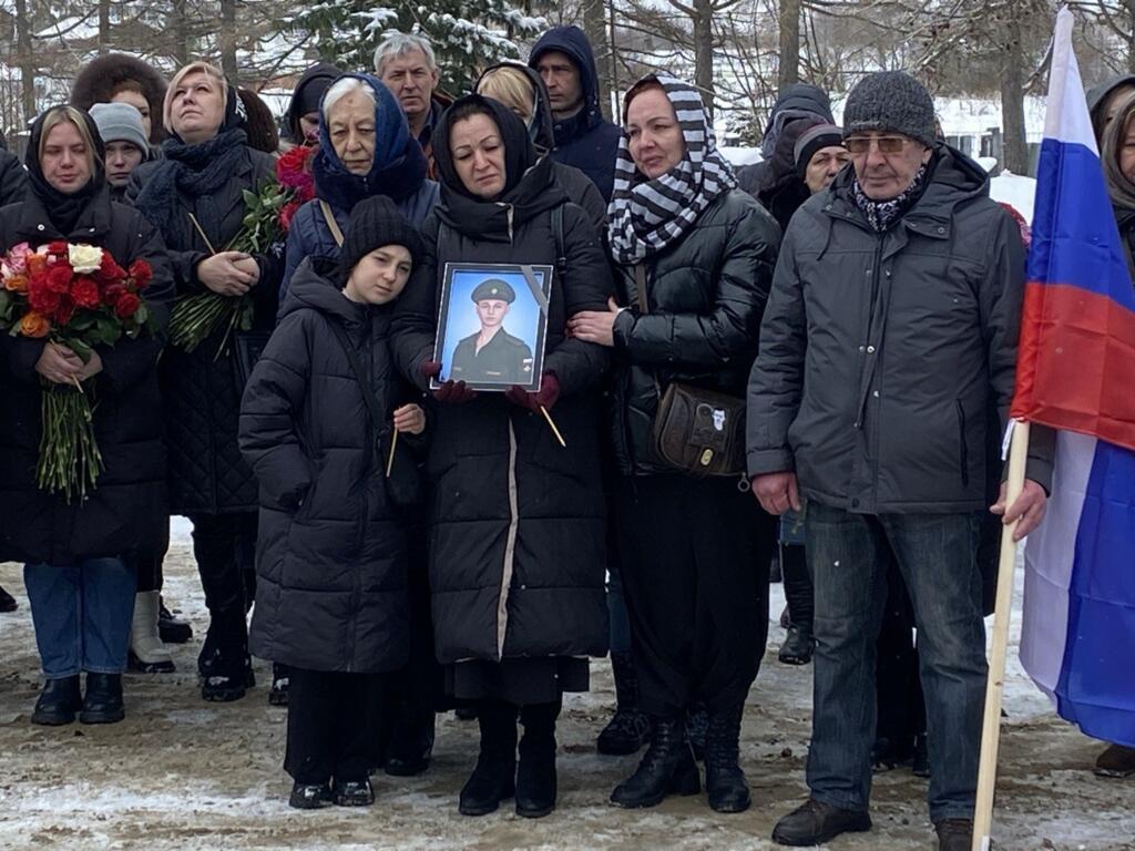 Irina au cimetière militaire avec le portrait de son fils Kirill.