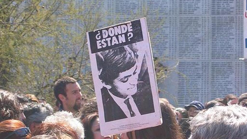 Manifestação de familiares de desaparecidos da ditadura de Augusto Pinochet.