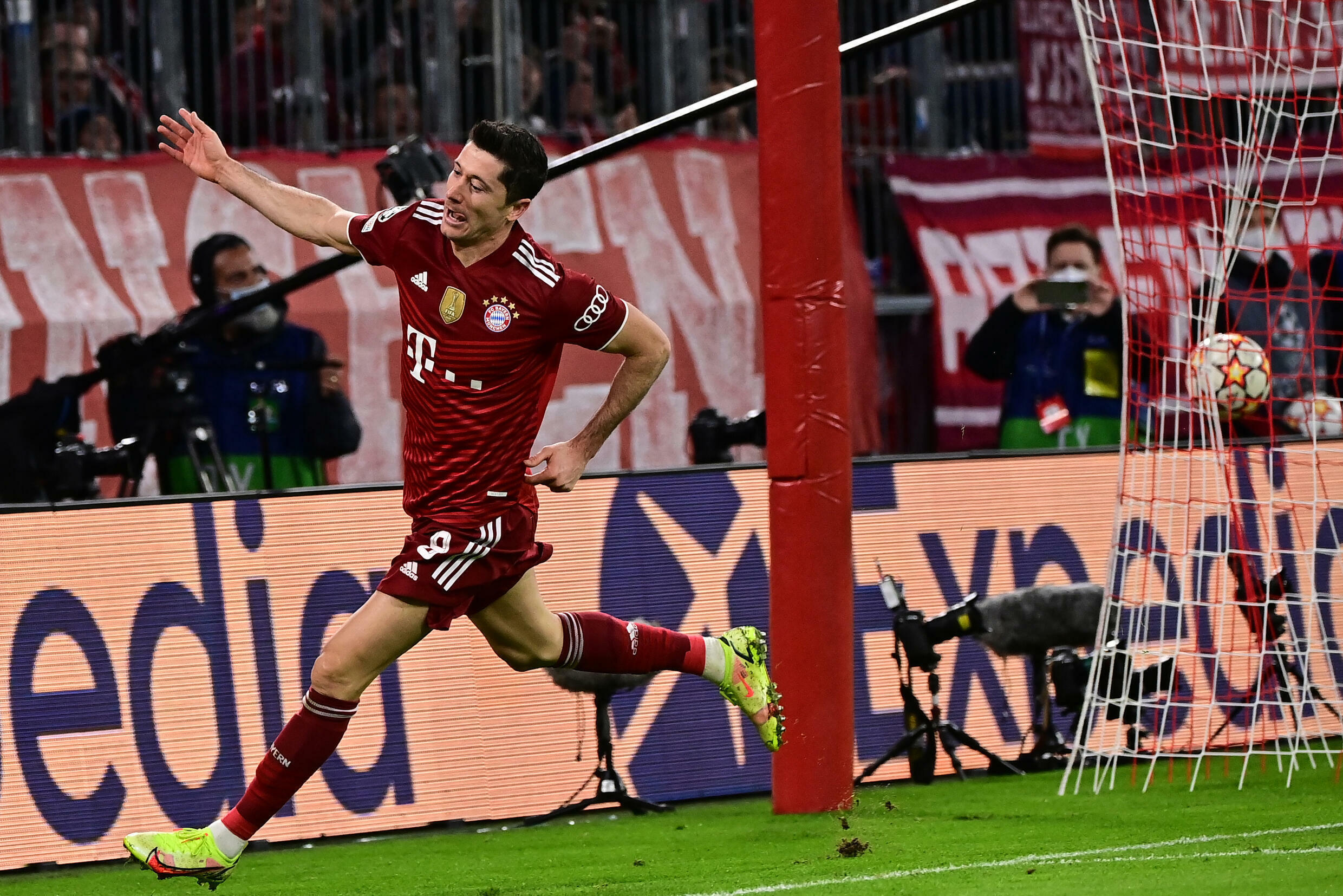 Die Freude des polnischen Stürmers Robert Lewandowski nach seinem Tor gegen Benfica in der vierten Runde der Champions-League-Gruppenphase am 2. November 2021.