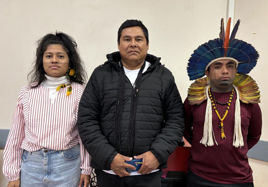 Da esquerda para a direita: Ytaxaha Braz Pankararu, Simão Kaiowá e Railson Guajajara. Eles participaram de um encontro em Paris para discutir com associações locais a situação dos indígenas no Brasil, em 30/09/24.