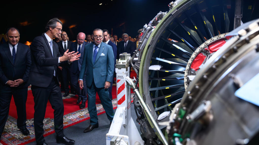 Le roi Mohammed VI du Maroc en visite à l'usine de moteurs Safran à Nouaceur, Casablanca, crédits : MAP.