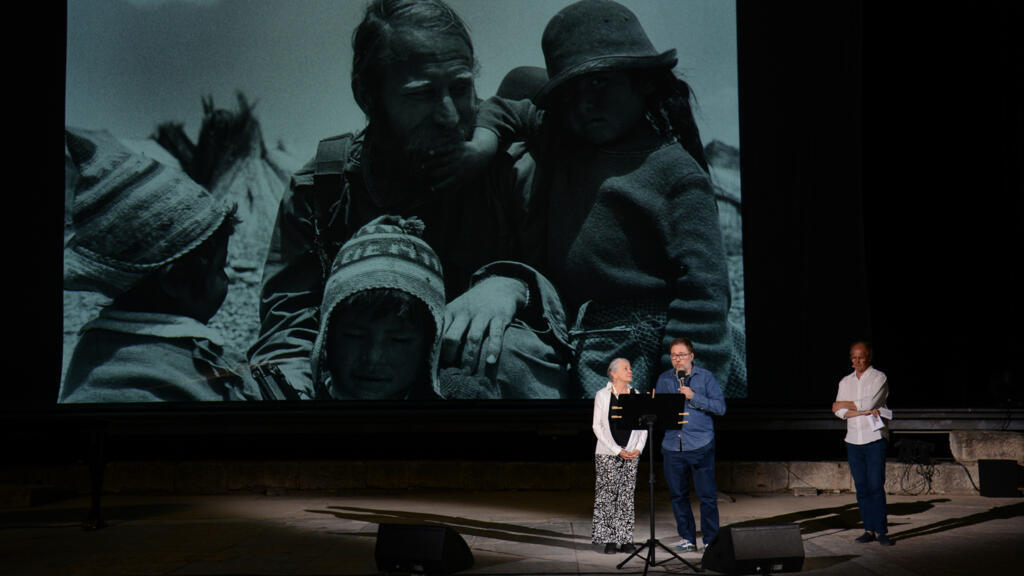 Lélia Wanick Salgado e seu filho Juliano agradecem homenagem feita em Arles a Sebastião Salgado, em 8/7/25.