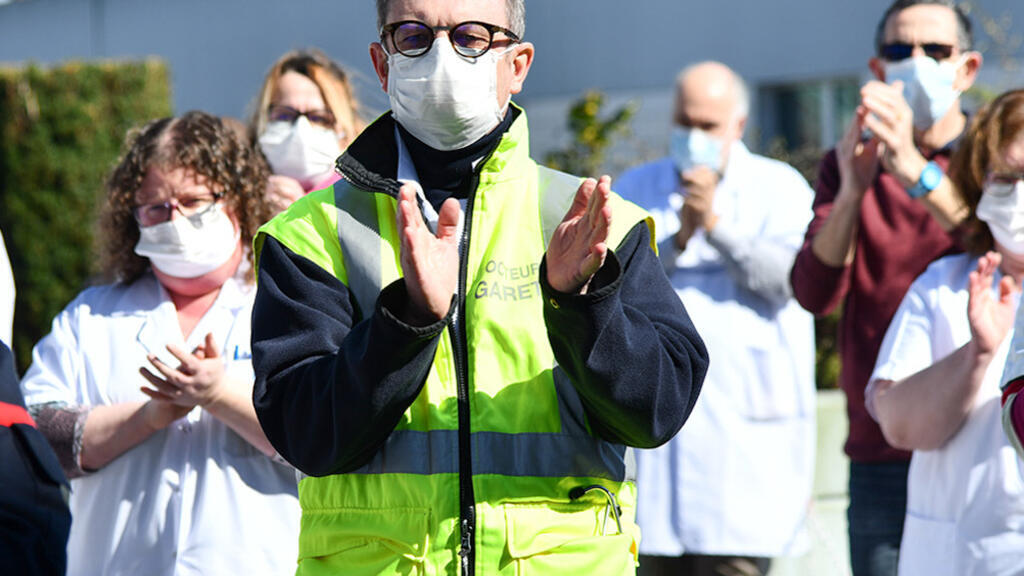 Le personnel hospitalier de Compiègne applaudit pour rendre hommage à un confrère médecin décédé du coronavirus, le docteur Jean-Jacques Razafindranazy.