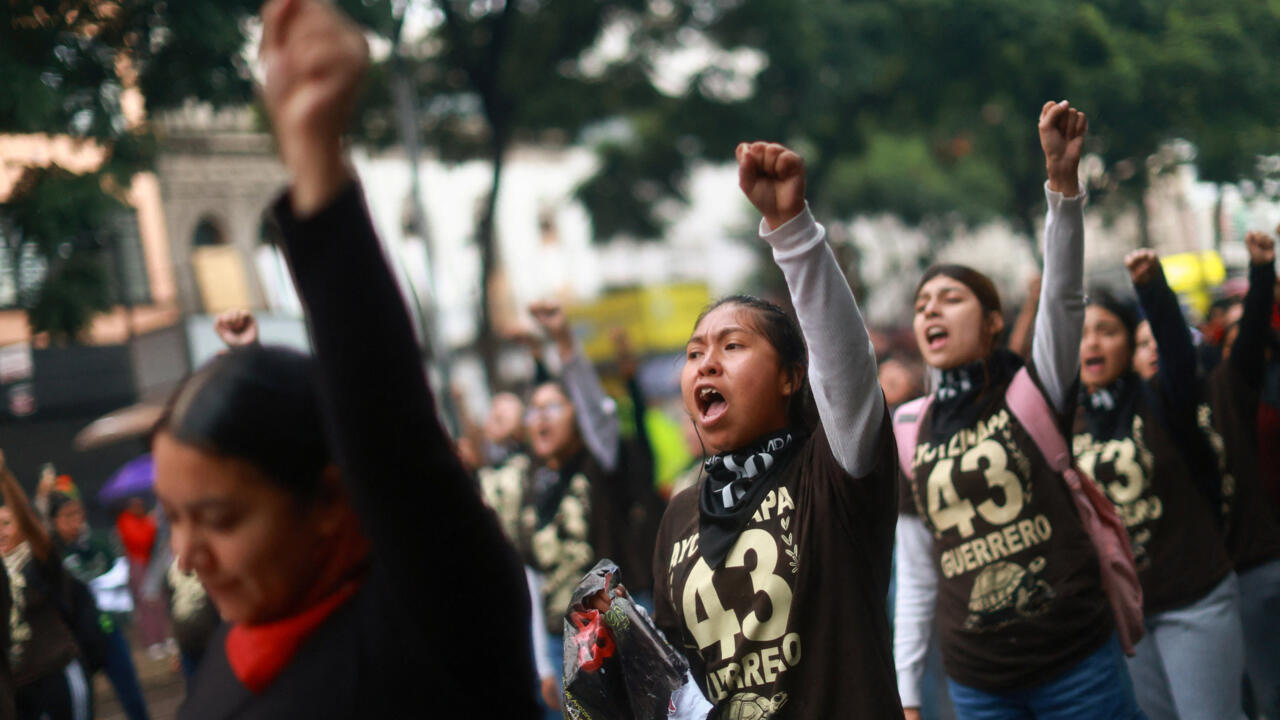 Mexique: les proches des étudiants disparus il y a 11 ans accentuent la pression pour «obtenir une réponse»