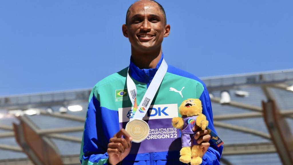 O atleta brasileiro Alison dos Santos, de 22 anos, venceu a prova dos 400 metros com barreiras na terça-feira (19), com tempo de 46.29,