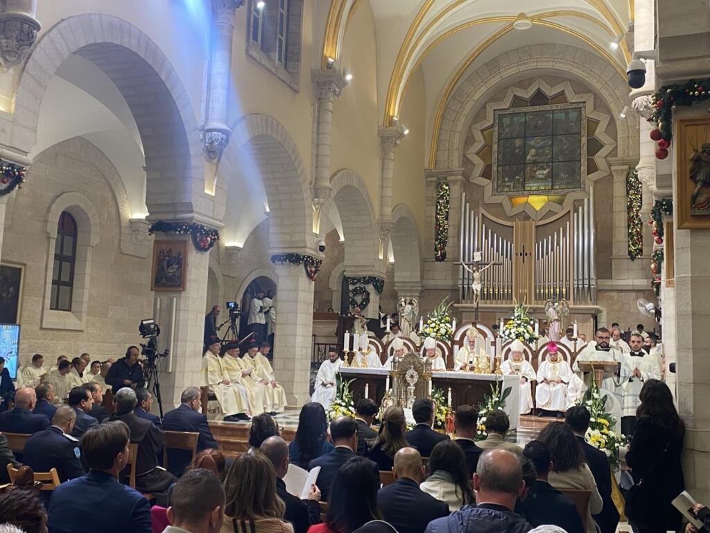 A missa de Natal da meia-noite foi celebrada na Basílica da Natividade sob clima de tristeza devido à guerra na Faixa de Gaza.
