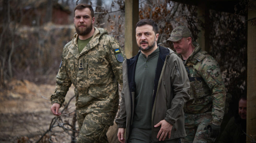 Tổng thống Volodymyr Zelensky thăm các chiến binh ở tiền tuyến Donetsk, Ukraina ngày 22/03/2025.