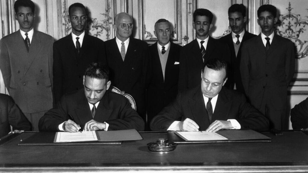 Signature de l'indépendance mauritanienne entre Moktar Ould Daddah, le père de l'indépendance mauritanienne, et le Premier ministre français, Michel Debré (à dr.).