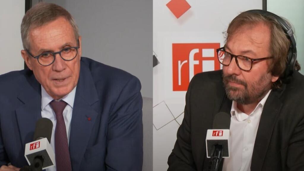 前巴黎首席检察官弗朗索瓦·莫林斯（François Molins）（左）接受法广记者Arnaud Pontus 专访