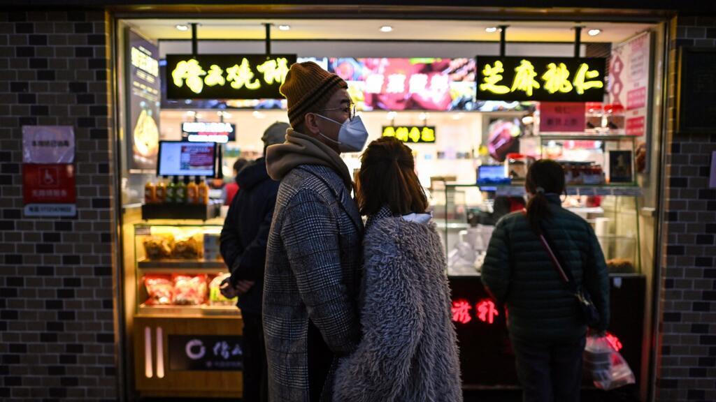 Pénurie de personnel: en Chine, des provinces encouragent les cas positifs au Covid à travailler Pénurie de personnel: en Chine, des provinces encouragent les cas positifs au Covid à travailler