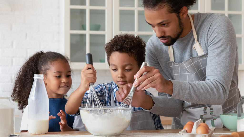 Parmi les 2 millions de familles monoparentales comptabilisées en France, 18 % sont composées de père vivant seul avec leurs enfants selon l'INSEE.